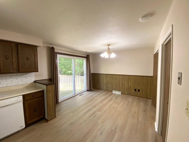Building Photo - 2 Bedroom, 1.5 Bath Duplex Available for R...
