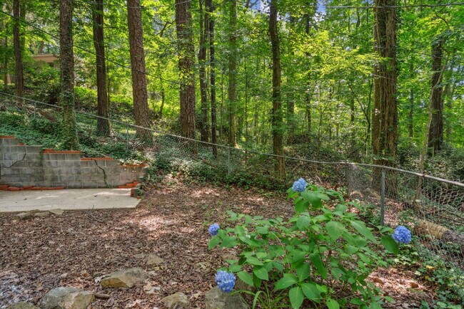 Building Photo - Charming 2-Bed Home with Hardwood Floors and Fenced in Yard