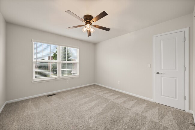 Building Photo - 406 Mary Ann Cir