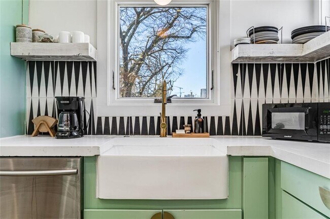 Building Photo - 724 Charles Allen Dr NE