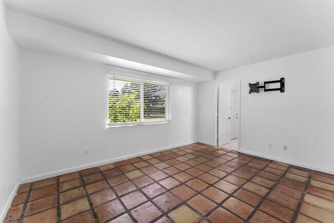 Building Photo - 1974 SE Tiffany Ave