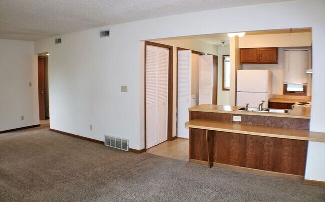 Building Photo - $1,100 | 2 Bedroom, 1 Bathroom CONDO | CAT Friendly* | Available for Immediate Move In!