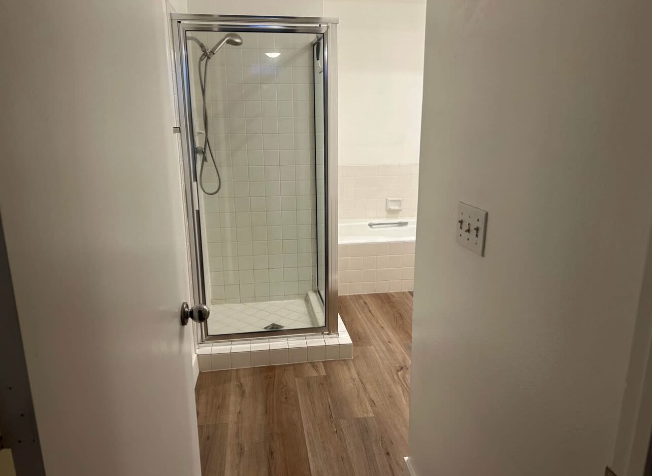 Master bathroom 2 - 5350 White Oak Ave