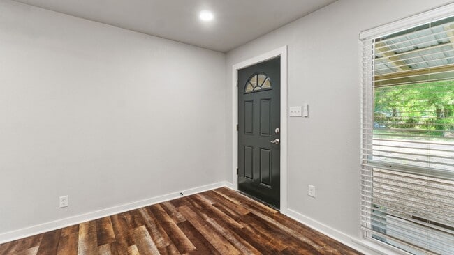 Building Photo - 406 E 25th St