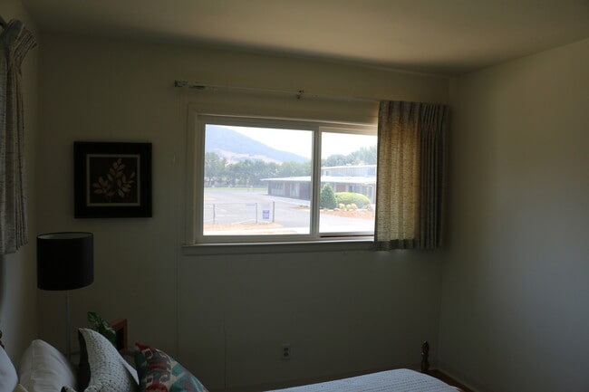 Building Photo - 2000 sq feet 5 bed 3 bath home close to Poly!!