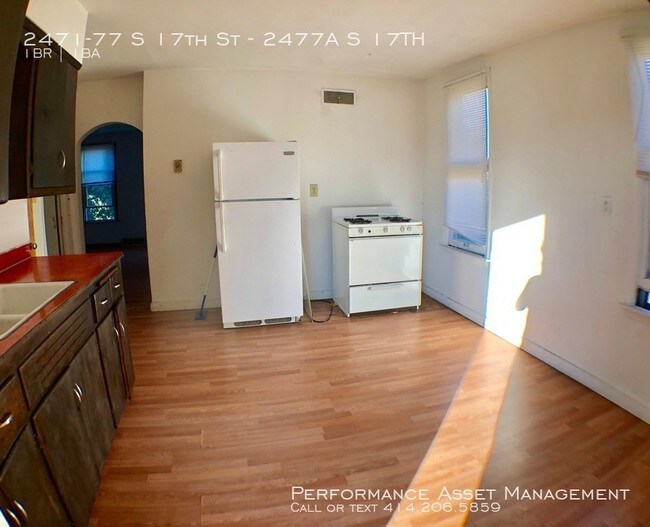 Cozy 1 bedroom Upper in Milwaukee's Southside 2471 S 17th St