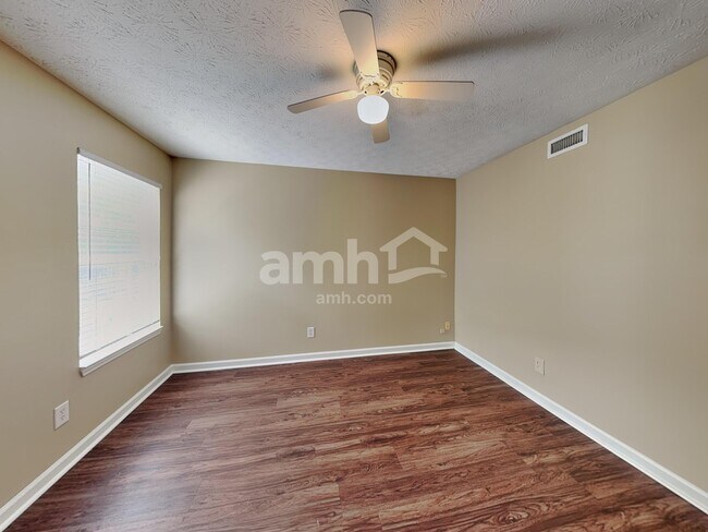 Building Photo - 1196 River Ridge Dr