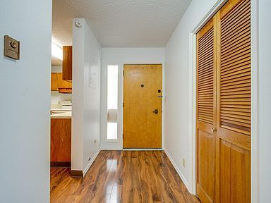 Building Photo - Natural light in this 2 bedroom 1 bath condo.