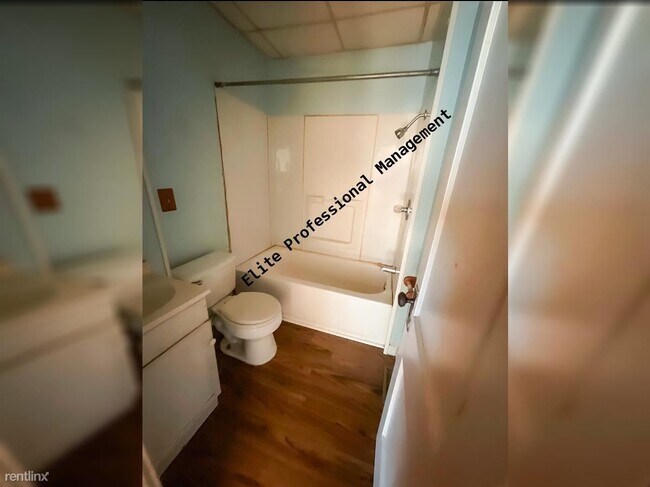 Building Photo - 2 br, 1 bath Triplex - 216 N Saginaw St Un...