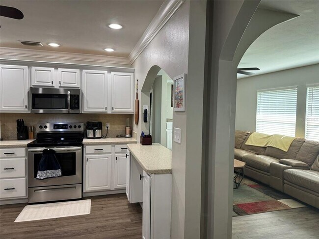Building Photo - 2811 Poinciana Ct