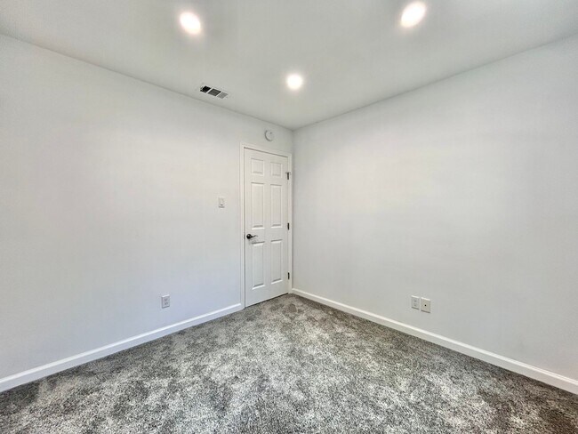 Building Photo - Inviting 3/BR 2/BA Home with Spacious Layo...