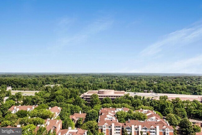 Building Photo - 8220 Crestwood Heights Dr