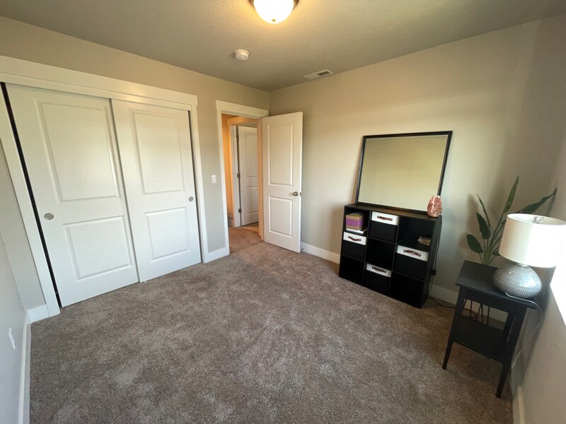 Building Photo - 835 NE Buckthorn Dr