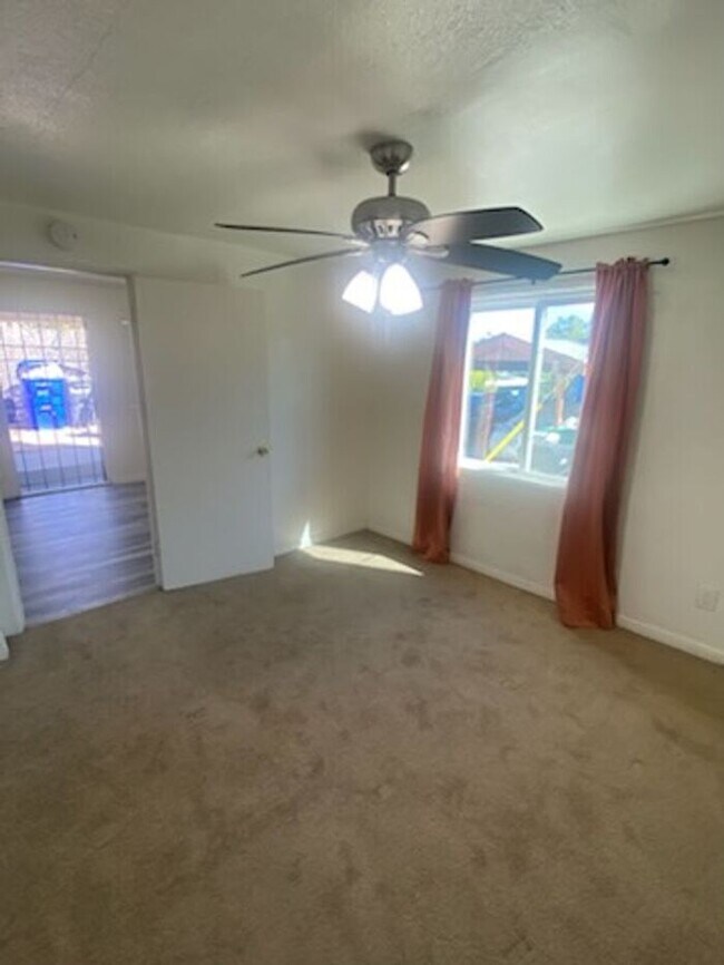 Building Photo - Charming 1bdr cottage with huge yard and garage!