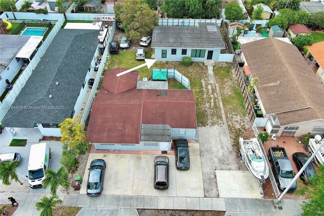 Building Photo - 33 E 60th St