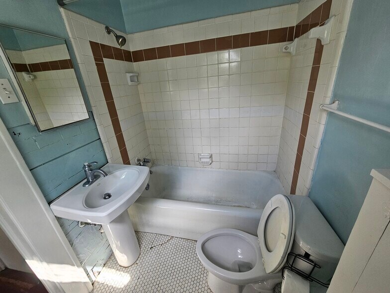 Building Photo - 1661 Marshall St