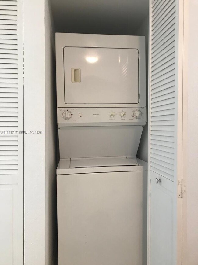 Building Photo - 13800 NE 3rd Ct