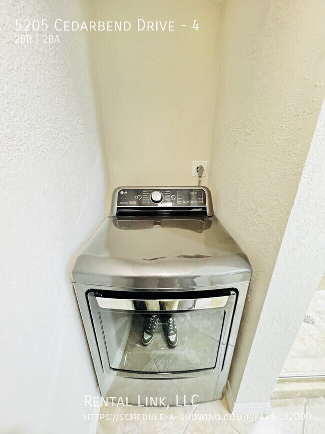 Building Photo - 5205 Cedarbend Dr