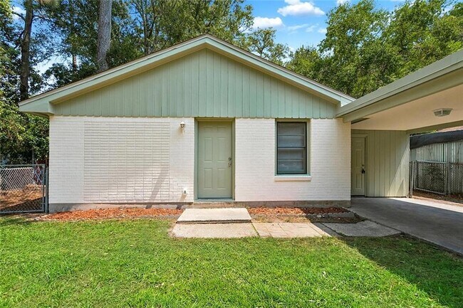 Building Photo - 834 Pine Tree St