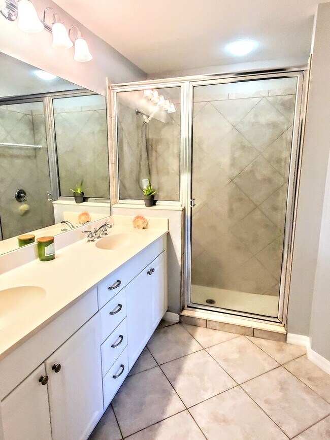 Building Photo - ANNUAL UNFURNISHED 2 bed 2 bath ground floor water front condo in Bradenton