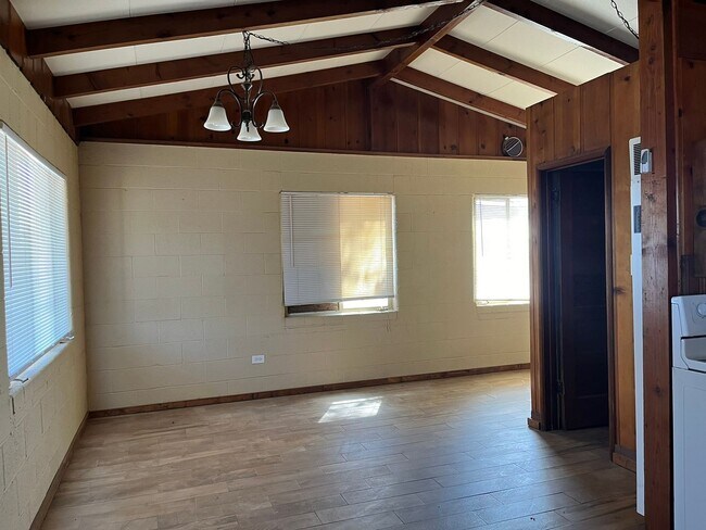 Building Photo - Charming 2 bedroom, 1 bathroom