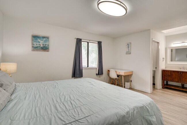 Building Photo - 6648 E Lovers Ln