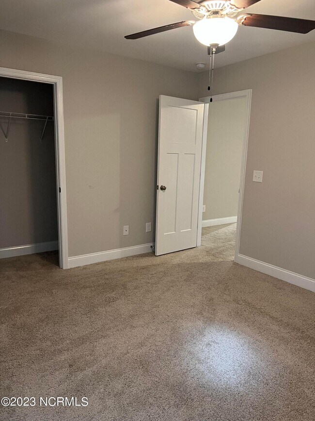 Building Photo - 412 Palisades Dr