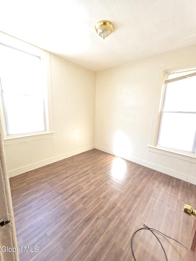 Building Photo - 918 Delamont Ave