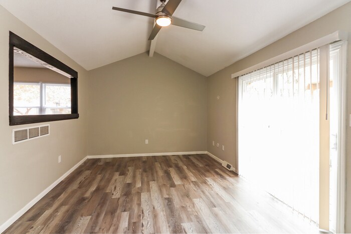 Building Photo - 316 NE Lakeview Dr