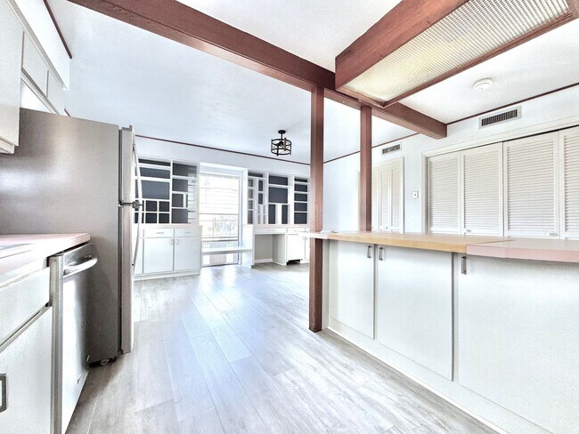 Building Photo - Spacious Baton Rouge Beauty on a Tree-Shad...