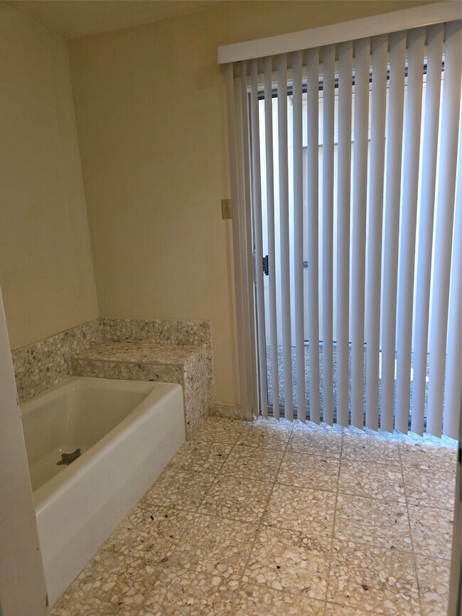 Building Photo - 406 Fox Briar Ln