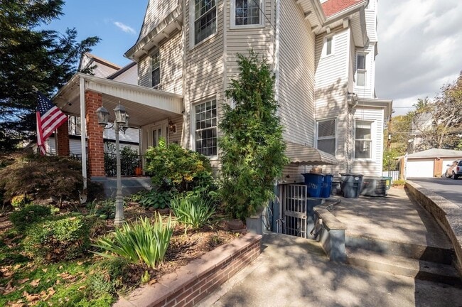 Building Photo - 124 Bentley Ave