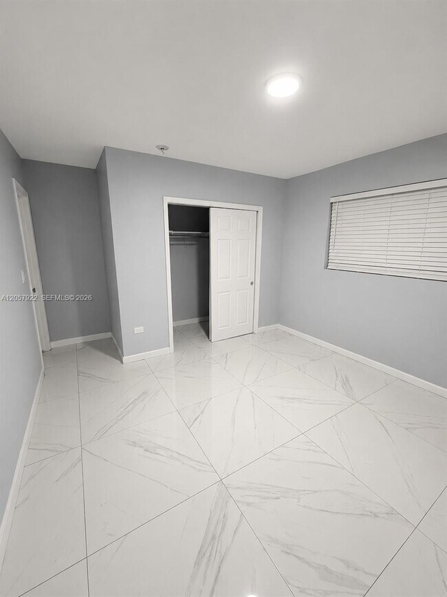Building Photo - 552 NE 161st St