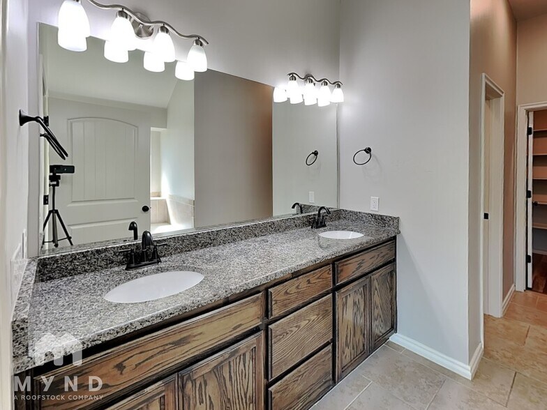 Building Photo - 3204 Valley Hollow