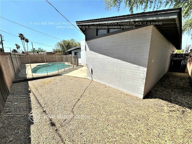 Building Photo - 1265 E Del Rio Dr