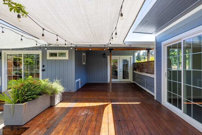 Building Photo - Beautiful Duplex In Highly Desirable San Rafael!