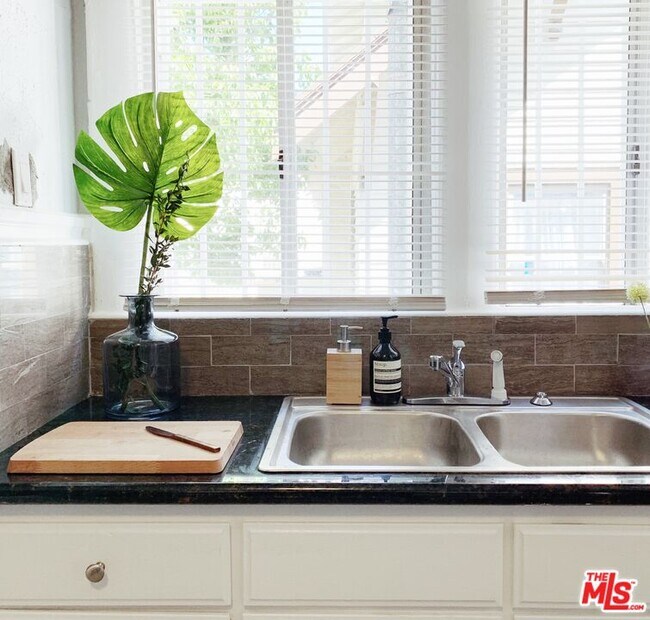 Building Photo - 2641 S Budlong Ave