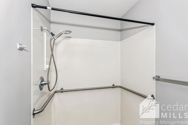 Building Photo - Wheelchair accessible LARGE 1 bedroom on the North side!