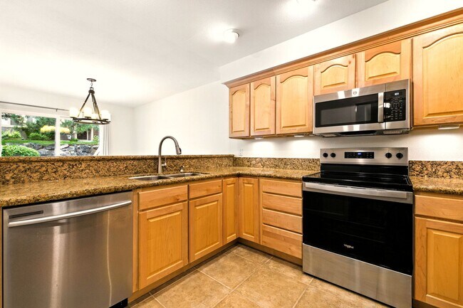 Building Photo - Gorgeous 3 Bed 2.5 Bath Townhome in Little...