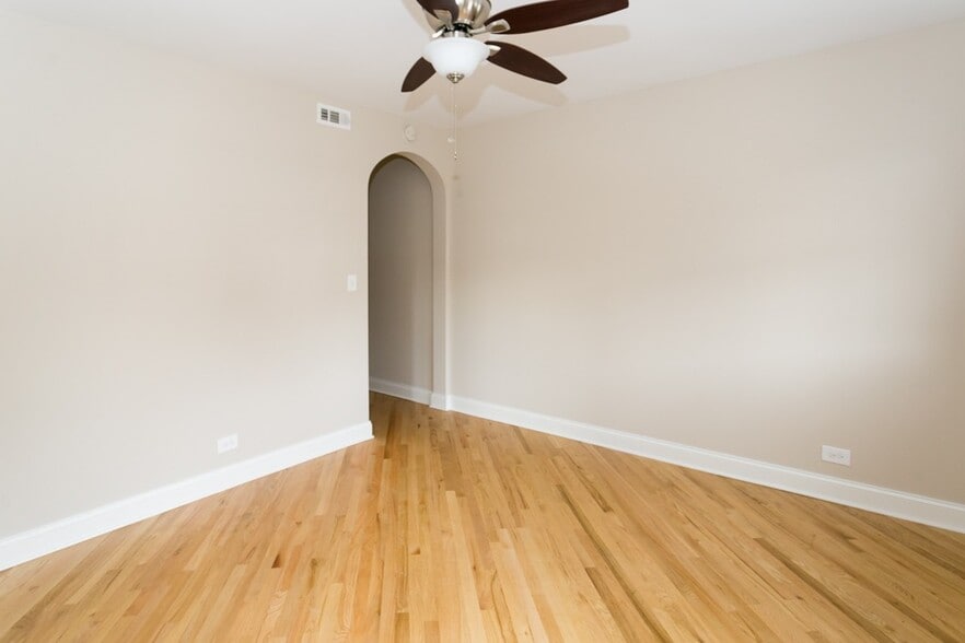 Building Photo - 946 Green Bay Rd