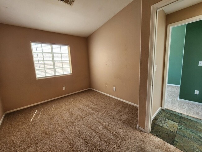 Building Photo - Beautiful 3 Bedroom & 2 1/2 Bath Condo.