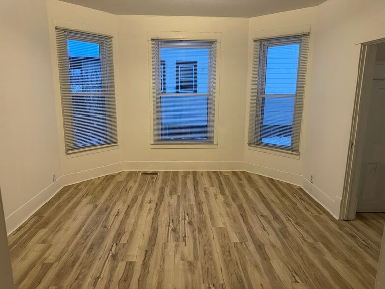 Building Photo - 105 6th Ave