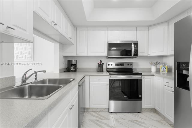 Building Photo - 520 Brickell Key Dr