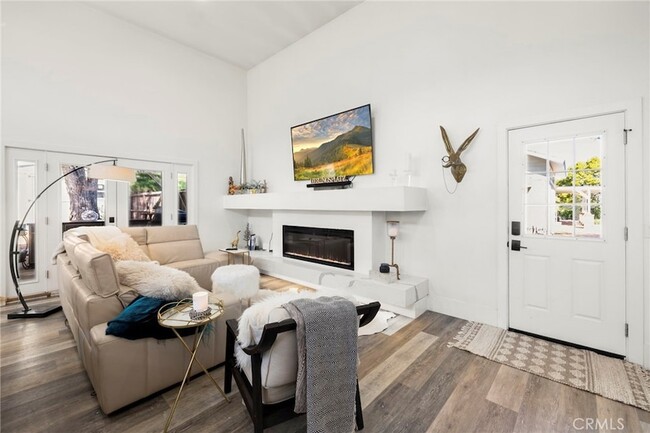 Building Photo - 1720 Vista Del Lago