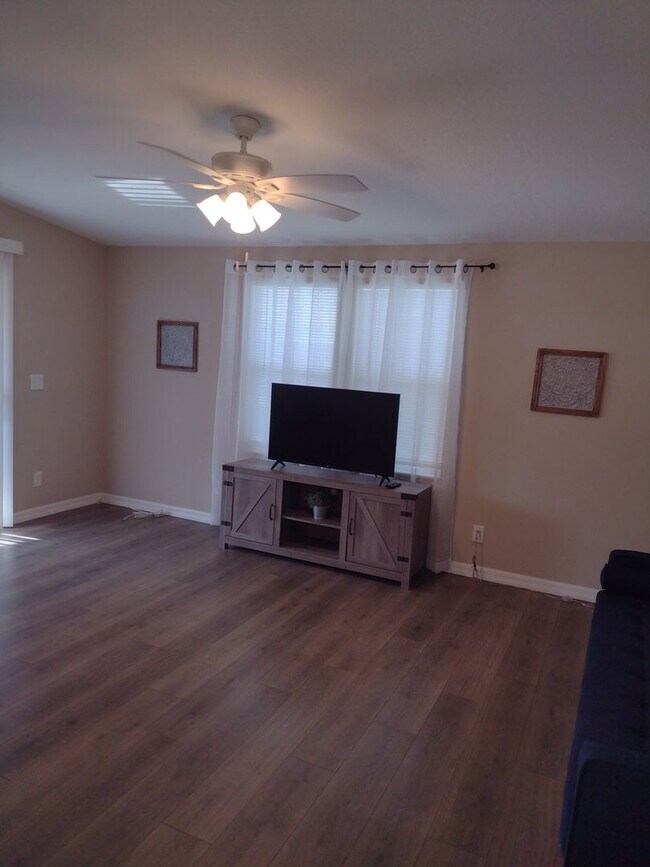 Building Photo - Remodeled Home in the Villages-Move in Ready