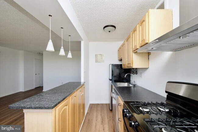 Building Photo - 2500 N Van Dorn St