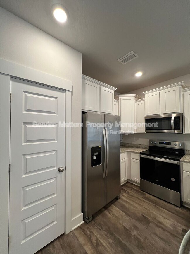 Building Photo - 1615 Iroquois Ct