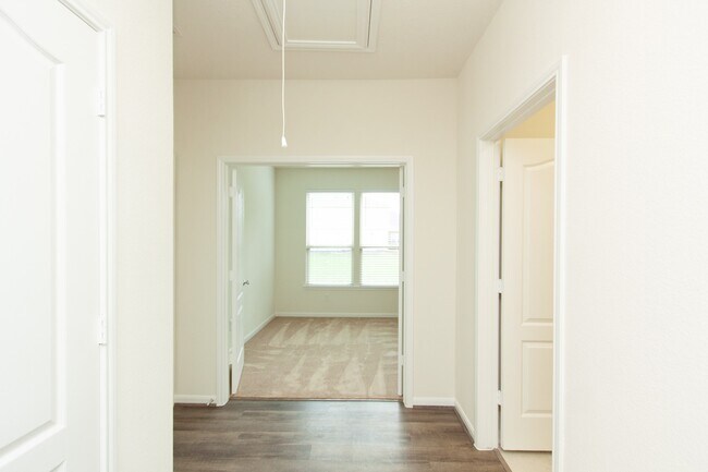 Building Photo - 2011 Parnevik Pl