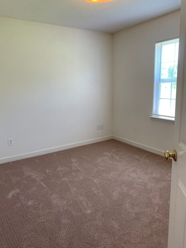 Building Photo - 115 Clusters Cir