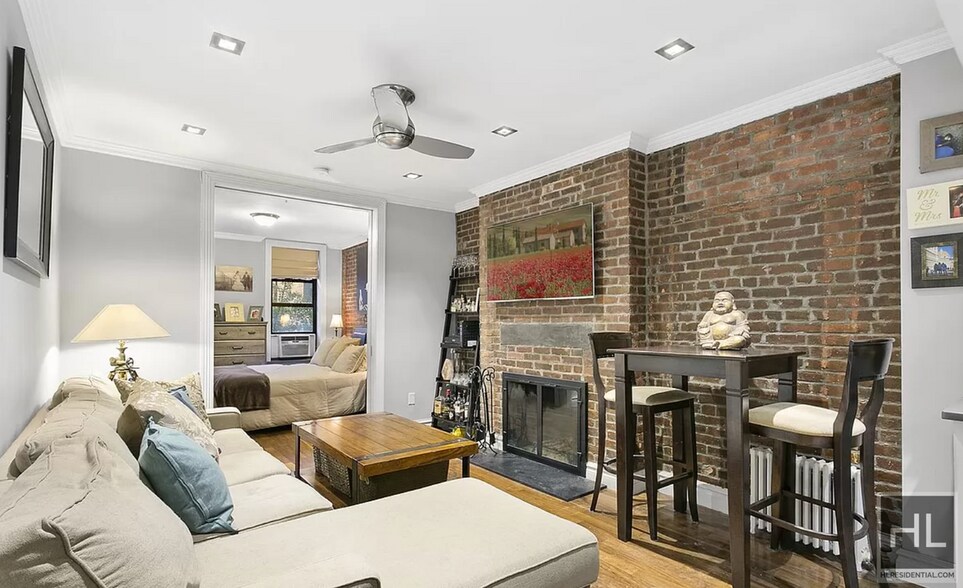 Building Photo - Perry Street